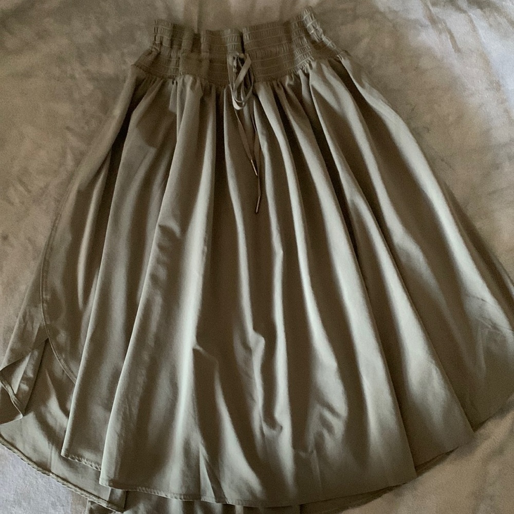 Lululemon lightweight midi skirt size 6-8